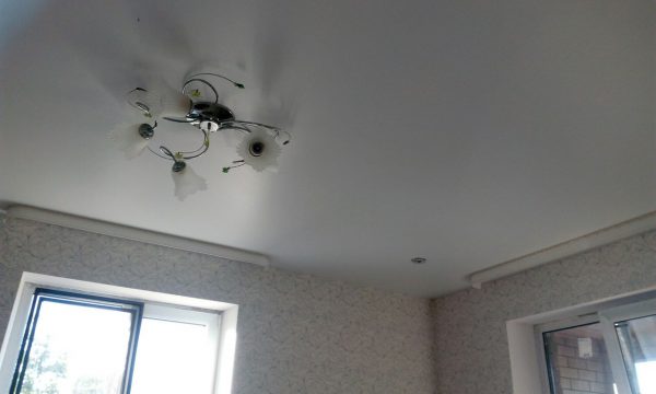 Pro malé místnosti jsou vhodnější monofonní stropy světelných odstínů.