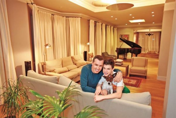 Igor Vernik com seu filho Grisha em seu apartamento metropolitano