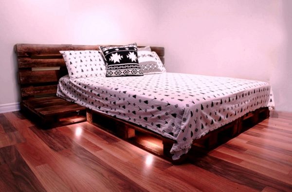 Podwójne łóżko palet z zagłówkiem
