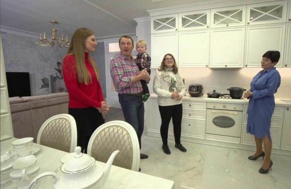 Espetacular cozinha branca como a neve no apartamento de Basharov