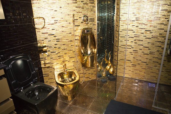 Extravagantní koupelna v bytě Alibasova
