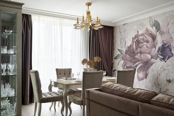 Nástenné maľby s pivonkami v obývacej izbe