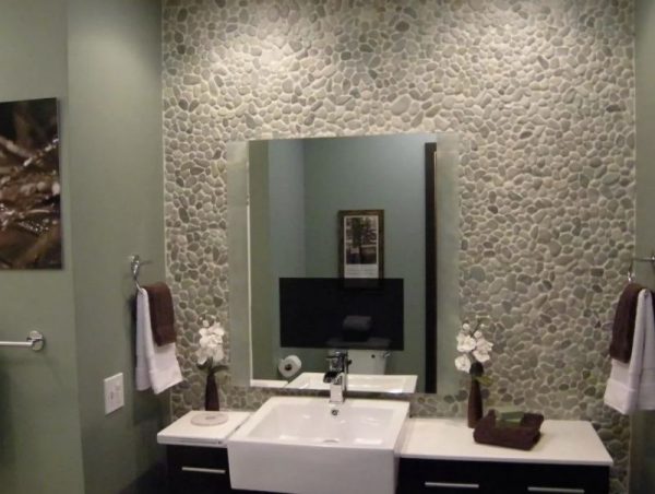 Mur de galets dans la salle de bain