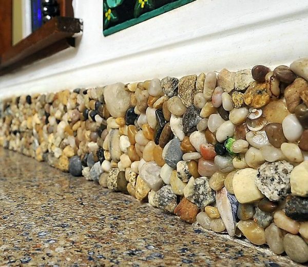 декорирани камъчета на пода