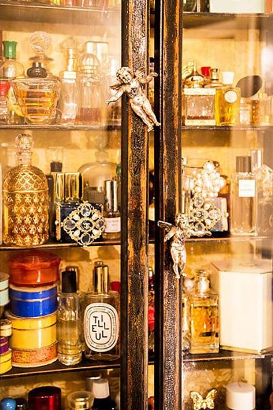 Armoire de parfumerie dans l'appartement de Litvinova avec poignées d'anges