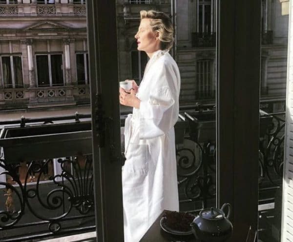 Renata Litvinova trên ban công căn hộ của cô ở Pháp