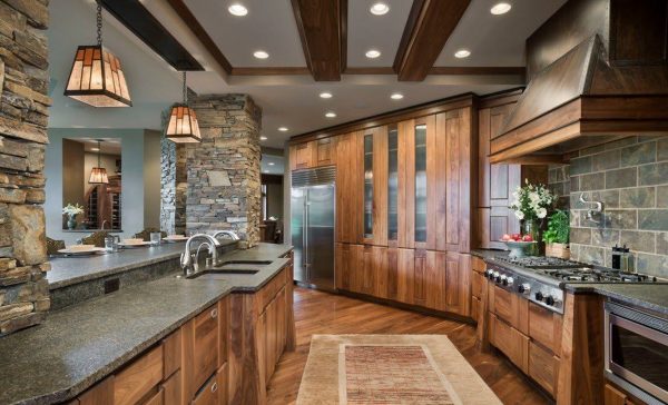 Việc sử dụng gỗ và đá tự nhiên trong thiết kế nhà bếp theo phong cách hiện đại.