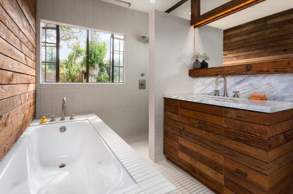 O uso de madeira natural no design do banheiro