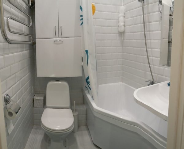 Kompaktiškas vonios kambarys