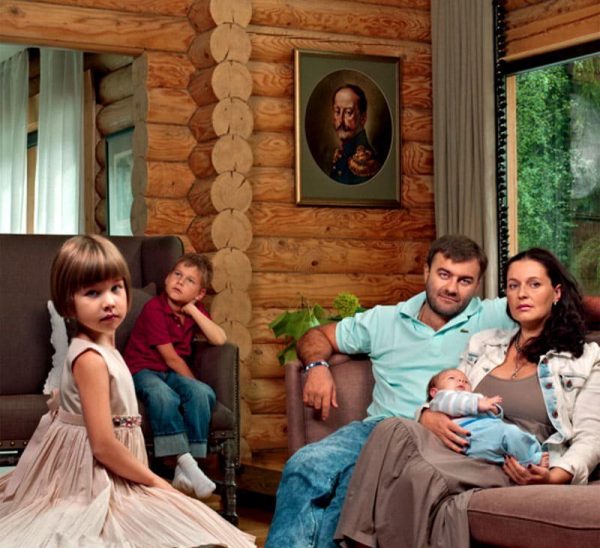 ميخائيل بوريشينكوف مع عائلته في منزله