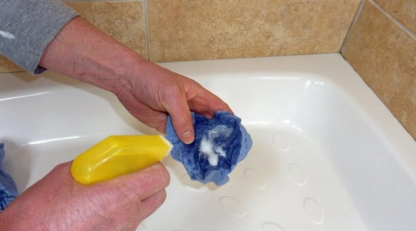 Ufrosne spor av fugemasse vaskes enkelt med vann