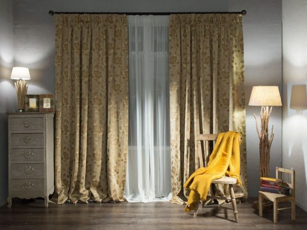 Lange gardiner i det indre av stuen