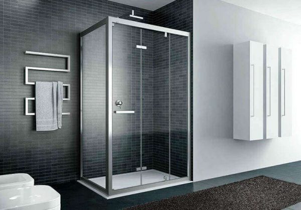 Cabine de douche dans la salle de bain