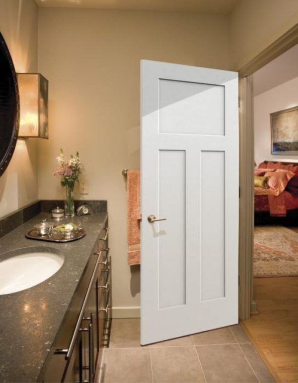 الباب إلى الحمام من غرفة المعيشة
