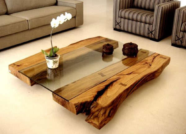 Originalus kavos staliukas, pagamintas iš medžių kamienų