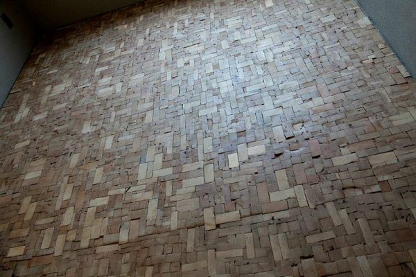 Podlaha ze zbytků dřevěných bloků