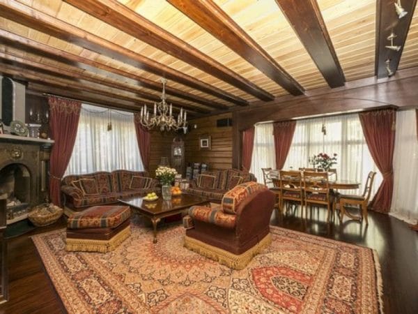 Mikhalkovova dacha v obývacej izbe Nikolina Gora