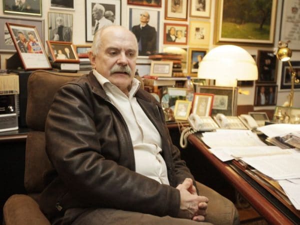 Nikita Mikhalkov em seu escritório