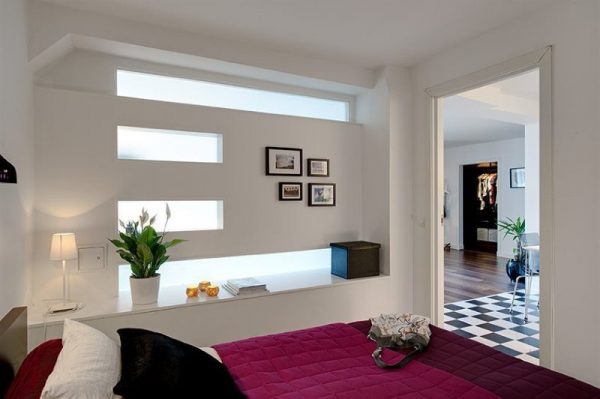 Når du dekorerer et rom uten vinduer, anbefales det å bruke lyse farger