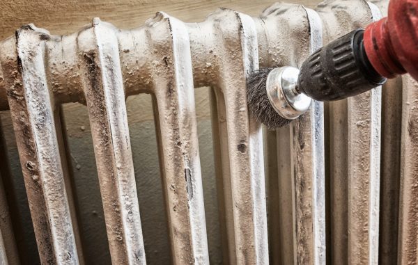 Fjerner gammel maling fra radiatorer