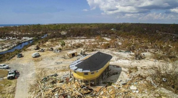 Une maison sur pilotis ronde qui se dresse après un ouragan