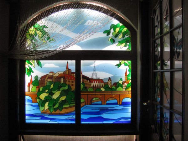 Vitražo langas su fonu apšviestu stiklu