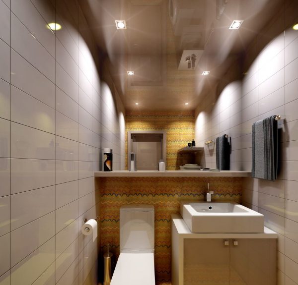 Projetores embutidos em um banheiro compacto