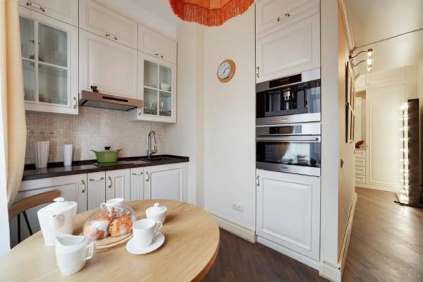 Класически кухненски интериор в апартамент на московски водещ