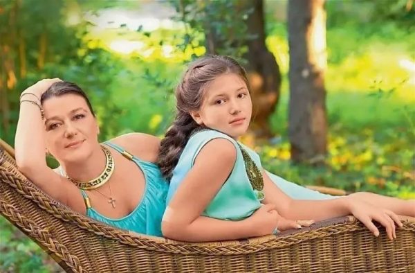 انستازيا ميلنيكوفا مع ابنتها ماشا