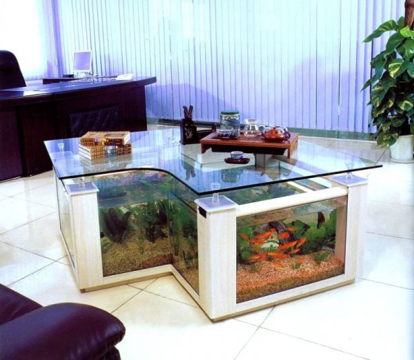 Akvarijský konferenčný stolík