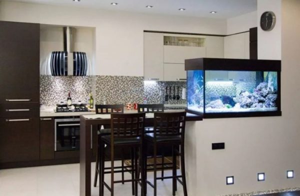 Comptoir de bar avec aquarium dans la cuisine