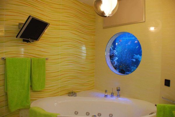 Aquarium dans le mur dans la salle de bain