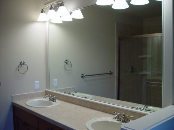 Velké zrcadlové povrchy v koupelně vyžadují pravidelné čištění