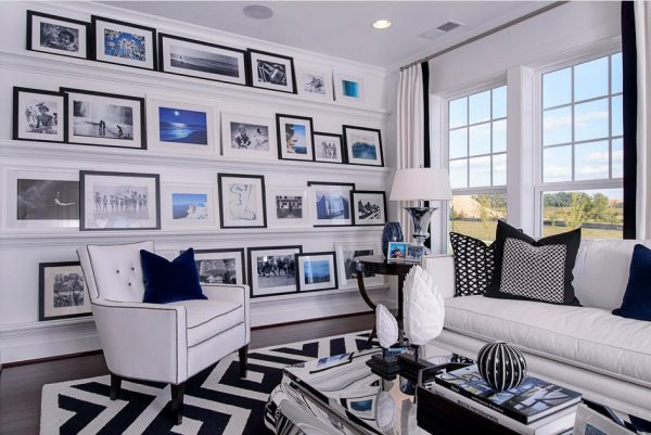 Foto em preto e branco no interior do apartamento