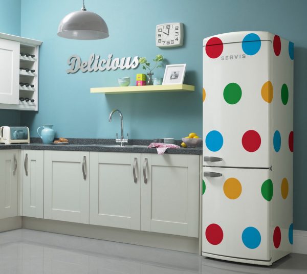 Réfrigérateur coloré dans la cuisine