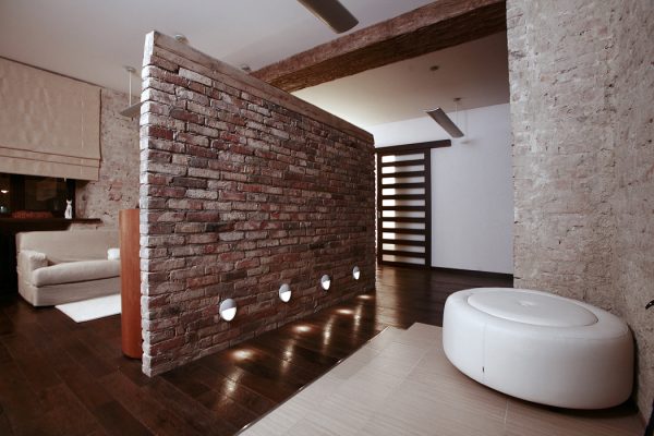 Dekorativ partisjon av murstein for regulering av rommet