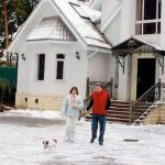 Lev Leshchenko avec sa femme Irina dans la cour de sa maison de campagne