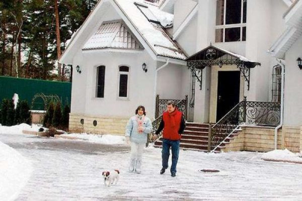 Lev Leshchenko avec sa femme Irina dans la cour de sa maison de campagne