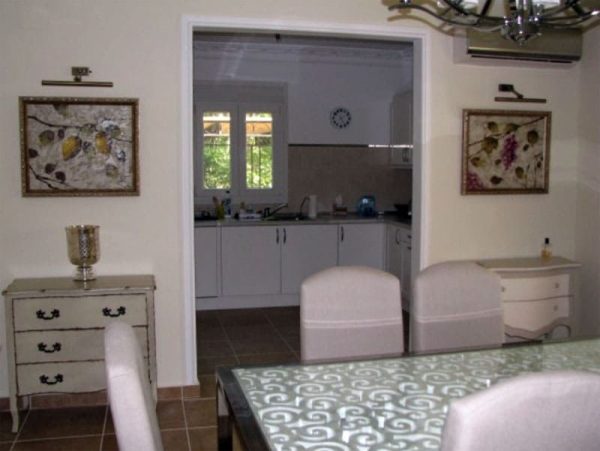 Interior da cozinha no apartamento de Vetlitskaya na Espanha