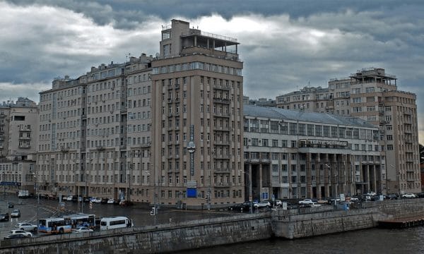 Domogarov possui um apartamento na famosa casa à beira-mar