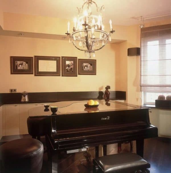 Svart piano i Timatis leilighet