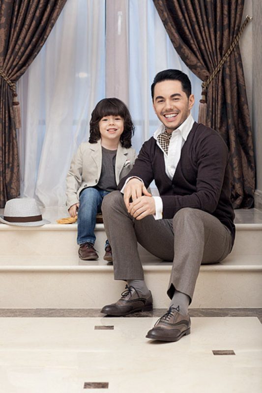 Timur Rodriguez com um filho pequeno