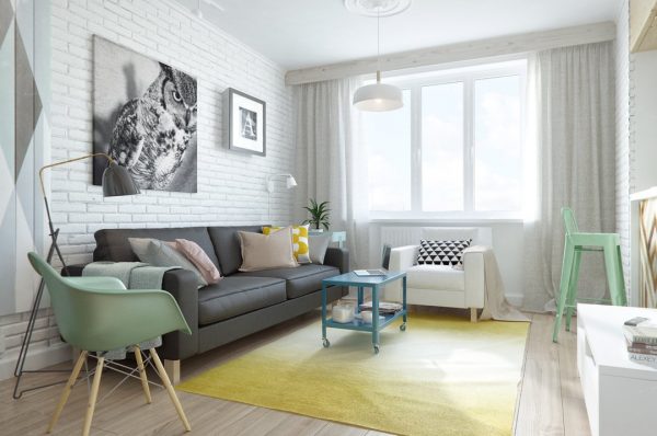 Obývacia izba v škandinávskom štýle s bielou tehlovou stenou