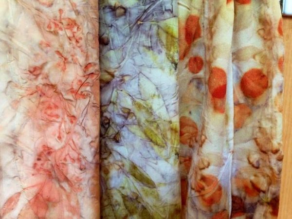 Barwienie tkaniny batikowej na lodzie w domu