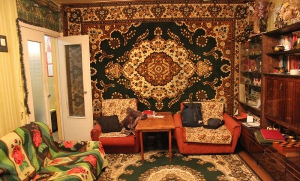 Orientalne dywany w małym pokoju