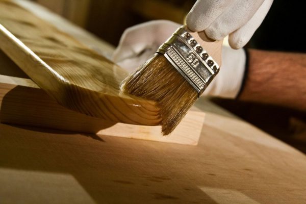 การใช้สารเคลือบเงาบนผลิตภัณฑ์ที่ทำจากไม้