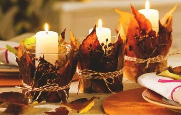Velas com folhas de outono na decoração de interiores