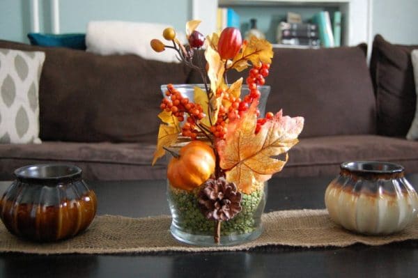 Decorando um vaso com folhas de outono