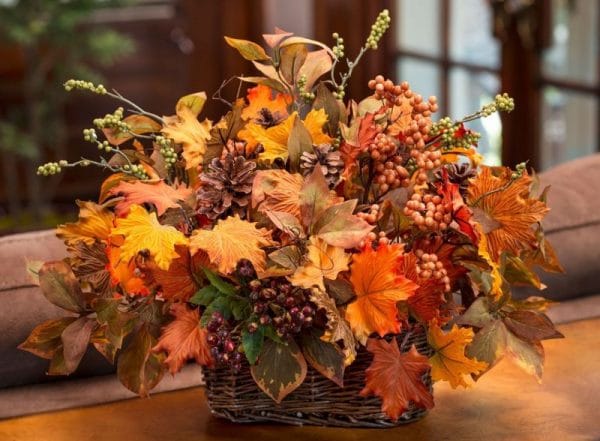 Плетена кошница с есенни листа
