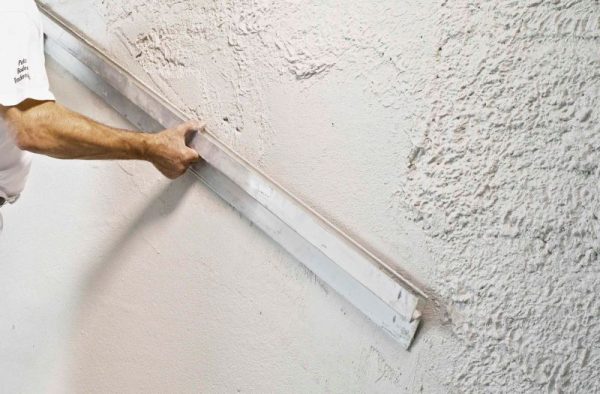 Kładzenie tynku na ścianie